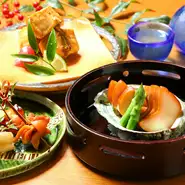 素材ひとつひとつに真摯に向き合い、調理法や味を探求し続ける店主が紡ぎだす一皿一皿に魅了されます。細部にまで手をかけた、繊細な匠の技が光る日本料理の世界に陶酔します。