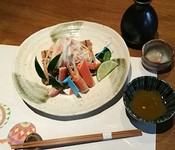 ほぼ年中で対応してますが、料金は時価とさせていただいております。１１月初旬～年内中には香箱かに、春先～地物毛かにの身出しも対応しています