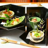 料理長がコース料理の最重要と位置付ける箱盛りの先付けは【金澤　斉や】オープン当初から変わらないスタイルです。一幅の絵を見ているような美しい盛り付けにコースへの期待が高まります。