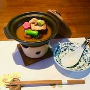 金沢の郷土料理『治部煮』を熱々の小鍋仕立てで提供するのが【金澤　斉や】風。滋味あふれる加賀料理は観光で訪れるゲストにもぜひ味わって欲しい一品です。予約の際はリクエストをお忘れなく。