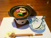 金沢の郷土料理『治部煮』を熱々の小鍋仕立てで提供するのが【金澤　斉や】風。滋味あふれる加賀料理は観光で訪れるゲストにもぜひ味わって欲しい一品です。予約の際はリクエストをお忘れなく。