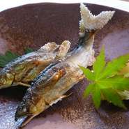 富山庄川水仕込み鮎姿汐焼きです。小鮎で骨が柔らかいので丸ごと召し上がり下さい。すごく美味です