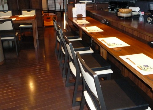 店内カウンター席、椅子席、掘りごたつ席