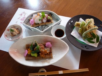 ご会食、ご宴会にご利用ください。
来県の団体旅行様などにご好評頂いております。
貸し切りできます。