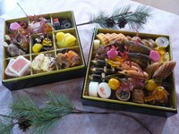 毎年ご好評頂いております【特製おせちオードブル】のご案内です。冷凍物ではなく生冷蔵おせちの為、２０組限定になりますが素材を厳選して美味しさにこだわったおせちに仕上げております。配達はしておりません
