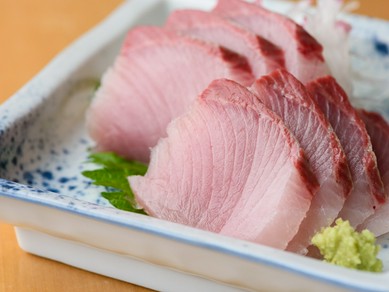 富山の冬の味覚。脂がのった絶品『寒ブリ刺身』