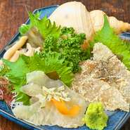 季節の魚介、山菜、野菜などを昆布で〆るのが富山特有の食文化。食材によってつける日数などを変え、水分が程よく抜けて昆布の旨みが入ったよい状態で提供してくれます。写真はバイガイ・ヒラメ・カワハギの子付け。