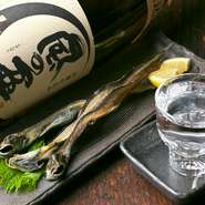 富山湾で獲れる深海魚「げんげ」を、塩をせず、げんげ自身の塩分だけで天日干しに。旨みが凝縮されていて、噛めば噛むほど口中にげんげの旨みがあふれます。日本酒のあてにオススメ！