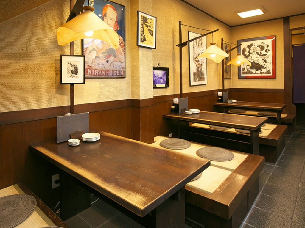 2階のテーブル席では、最大36名までの宴会が可能