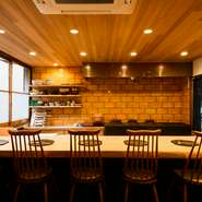 木をたっぷりと使った1階は温かみのある空間です。普段使いはもちろんのこと、一人飲みやデートにも利用できるカウンター席は特に人気。料理やお酒に加え、目の前で見られる臨場感もご馳走です。