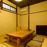 観光や出張で福井を訪れる人へのおもてなしには、地元ならではのおいしさと料理に合う日本酒が最適。気負わずにゆったりとくつろげる2階の和室が、和やかな時間をもたらしてくれます。