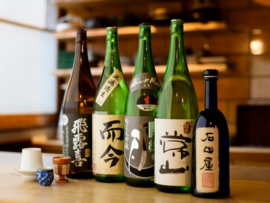 料理に合わせてたしなめる、全国各地から取り寄せた銘酒