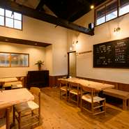 古民家を改装した和の趣きがリラックスタイムへと誘います。事前に予約をすれば珠玉の一皿を堪能できる会席もオーダーが可能。少人数に適した1階のテーブル席、15名程まで入れる2階の和室も完備されています。