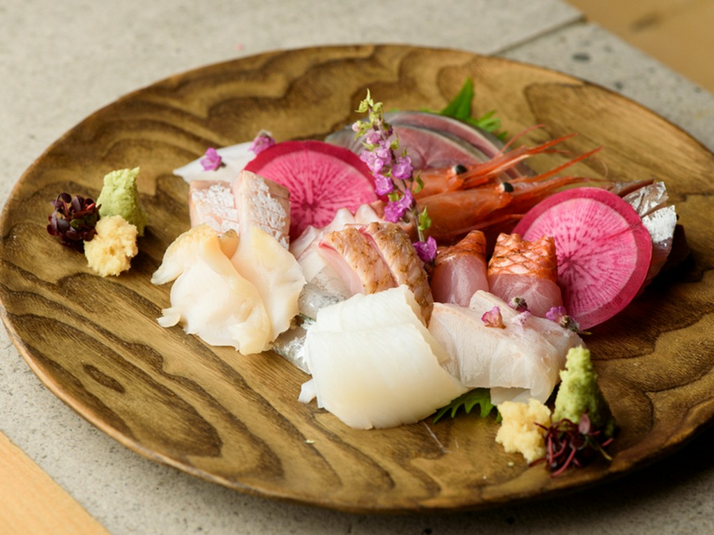 旬のおいしさを少しずつ。10種類以上の旬魚を味わう『お造り盛合せ』