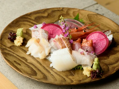 旬のおいしさを少しずつ。10種類以上の旬魚を味わう『お造り盛合せ』
