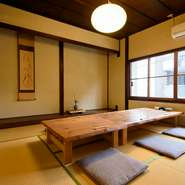 古民家を改装した店内はレトロな趣きがあり、どこか懐かしい雰囲気。こだわりの地元の食材でつくる旬の和食と豊富な日本酒を肩ひじは張らずリラックスしながら楽しめます。