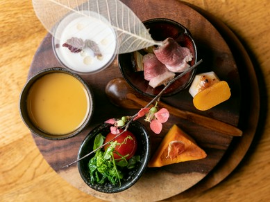 季節の素材を盛り込んだ、彩り豊かなコース料理でおもてなし