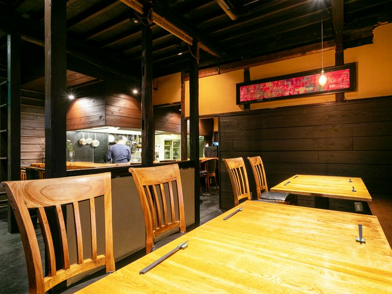 木の優しさと温もりある照明に包まれた、心安らぐ癒しの空間