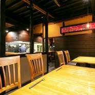 築60年ほどの建物を改装した店内は、大人が静かにくつろげる落ち着いた雰囲気。温かみのある照明と木の風合いを生かしたレトロなインテリアが、心地よさを演出しています。