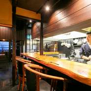 横並びのカウンター席は、二人の距離がぐっと縮まる特等席。和やかな会話を楽しみながら、贅沢なひとときを楽しんで。普段使いはもちろん、誕生日や記念日のデートにもおすすめ。