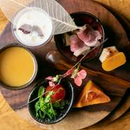 季節の食材をしっかり使い、目にも鮮やかに仕上げるコースのスタートを飾る前菜