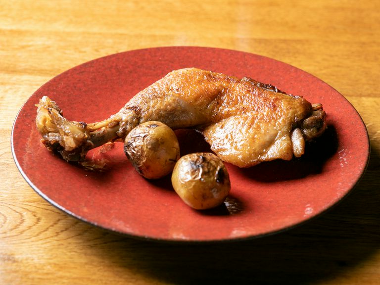 程よい弾力があり、噛むほどに濃厚な味が広がる『骨付き地鶏もも肉コンフィ』