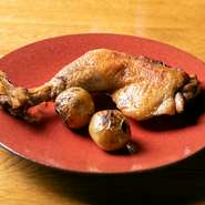 奥信濃の自然に抱かれた自社農園「信濃農園」で、澄んだ空気と水で育てた黒姫地鶏を使用。生育期間が長いため肉厚で歯ごたえが良く、滋味豊かな旨みが魅力です。食べやすく切り分けて提供します。