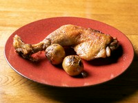 奥信濃の自然に抱かれた自社農園「信濃農園」で、澄んだ空気と水で育てた黒姫地鶏を使用。生育期間が長いため肉厚で歯ごたえが良く、滋味豊かな旨みが魅力です。食べやすく切り分けて提供します。