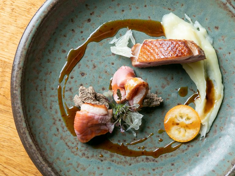 低温調理でじっくりと旨みを凝縮させた『鴨肉のグリル』