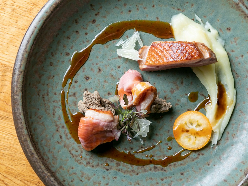 低温調理でじっくりと旨みを凝縮させた『鴨肉のグリル』