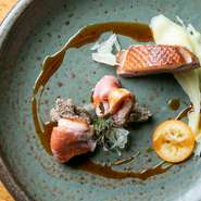 約60度の低温で、1～2時間かけて火入れした逸品。皮はパリパリと香ばしく、中はしっとりとして、鴨肉独特の旨みがあふれ出します。パースニップ（白にんじん）などの珍しい野菜を使った付け合わせにも注目。