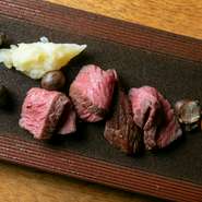 脂のりが良く、赤身の力強さも持ち合わせるイチボは、信州牛のなかでも特に美味しい部位。低温調理で旨みを閉じ込めながら、ジューシーに焼き上げています。付け合わせは、アピオス（ほど芋）、むかごなど。