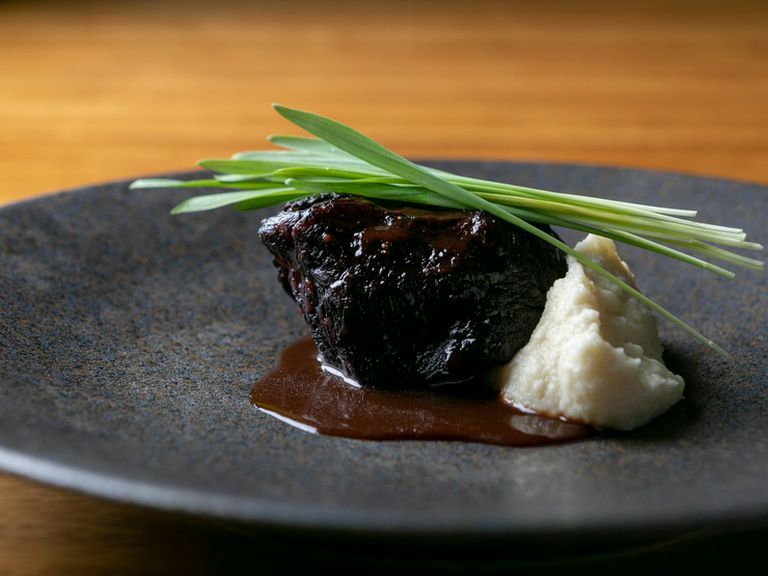 フレンチに和の要素を加えた『信州牛頬肉の赤ワイン煮込み』