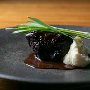 赤味噌や山椒の実をアクセントに使い、フレンチに和の技法や食材を取り入れた自信作。よく煮込んだ頬肉は箸で切れるほど柔らかく、奥深い味わいです。根セロリや大麦若葉などの付け合わせも斬新。