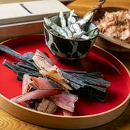 味の基本となるのは、昆布や鰹節、煮干しなどを使った和の出汁。昆布は一晩水に浸し、加熱後は80度を保ちながら旨みを引き出すなど、最適な温度のコントロールに細心の注意を払っています。