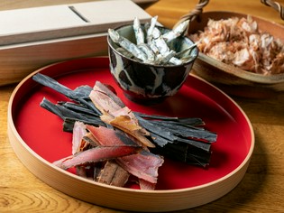昆布、鰹節、煮干しなど、上質な素材から丁寧にとる繊細な出汁