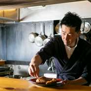 料理を提供するだけではなく、「いかに楽しませるか」を常に念頭に置いています。例えば、調理前に地鶏をまるごと見せたり、土鍋ご飯の蓋を目の前で開けて匂いを伝えたり、ライブ感のある演出を大切にしています。