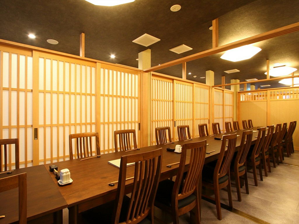 シンプルな個室スペースは客数に応じて広さの調節が可能