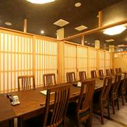 仕切らなければ約30人が着席できる細長い客席スペースは、大人数の宴会などに。また、仕切りを入れることで、3～4人から10人程度まで利用人数に応じた個室に分けられる点が「個室」をウリにするこの店の特徴。