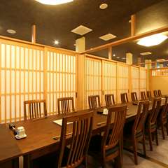 シンプルな個室スペースは客数に応じて広さの調節が可能