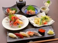 全9～12、13品の各コース料理では、シメはすべてにぎり寿司。だから寿司を一番おいしい状態で味わえるよう、季節や仕入れ素材の状況などに応じて最初から最後までの各料理とのバランスが配慮されています。