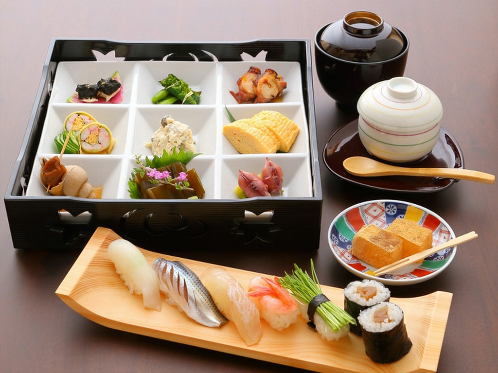 メインの寿司以外に小鉢などが付くコスパのいいランチ