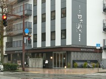 店舗は富山の中心街に位置するリブマックスホテルの1階