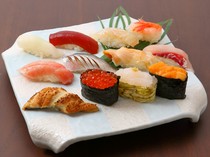 新鮮な素材と小ぶりなシャリの食べやすいにぎり寿司