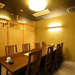 人数に応じて、個室で富山の味を楽しめる店