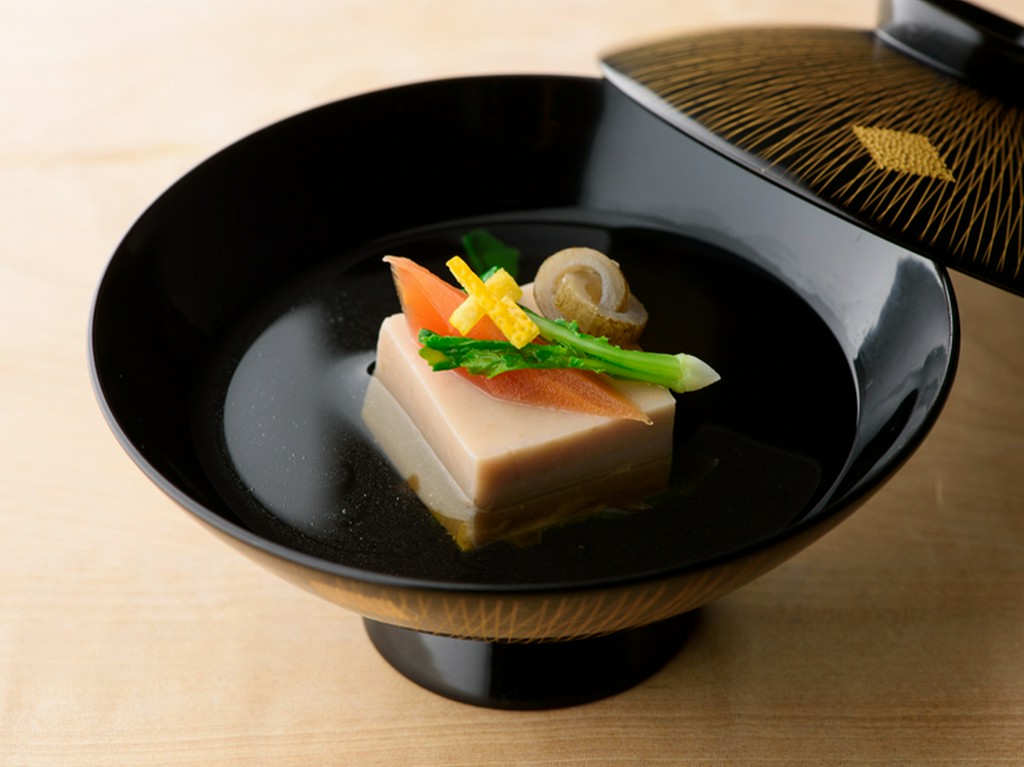 日本料理の基本中の基本とも言える、「だし」のおいしさがダイレクトに染み渡る、澄みきった『お椀』