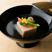 日本料理の基本中の基本とも言える、「だし」のおいしさがダイレクトに染み渡る、澄みきった『お椀』