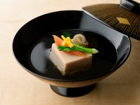 お椀に使う一番だしは、金沢のおいしい水に、北海道の昆布と九州の鰹節をたっぷり惜しみなく使用。なるべく直前にひき、香りを逃さないようにしています。画像は、炒ったくるみを擦り、葛で固めたくるみ豆腐のお椀。