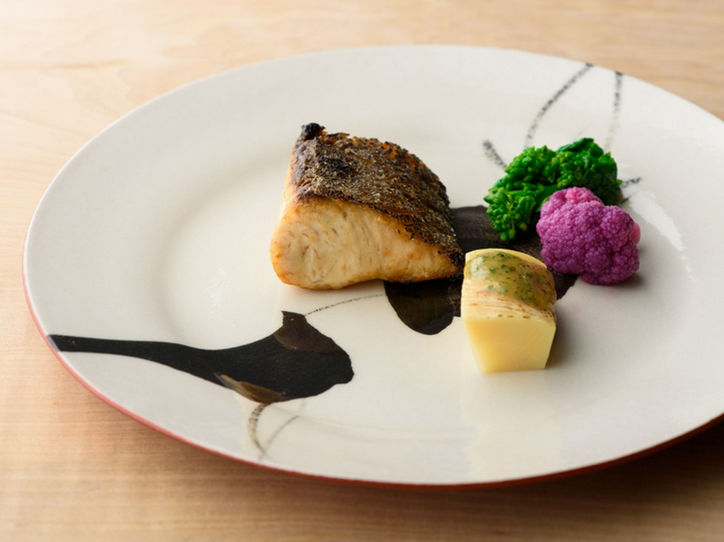 炭火で香ばしく焼きあげた旬の魚に地元の野菜を添え、既成概念にとらわれず美しく盛り付けた『焼き物』