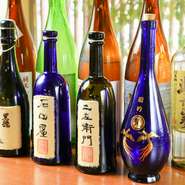 『梵』や『花垣』など、地元の人のみならず、遠方から訪れる人へにも喜ばれる福井の地酒が揃っています。昔ながらの技法だけで無く、ワイン酵母やさくら酵母などを使ってつくられる珍しい日本酒も魅力的です。